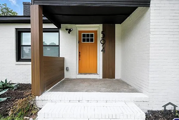 594 Robert Henry St — Photo 5