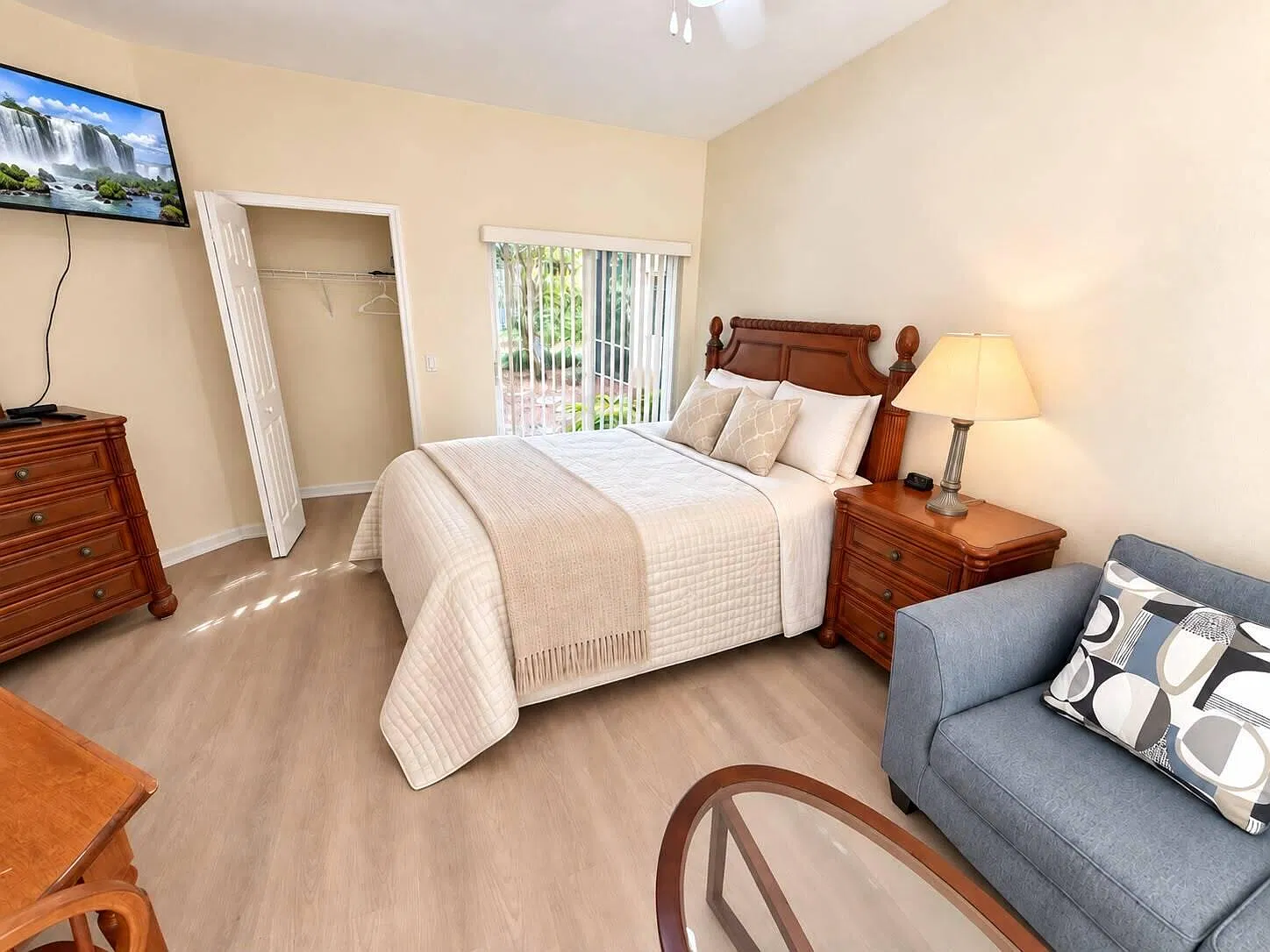1 bed, 1.0 bath, 450 sqft, $1,300 — Photo 1