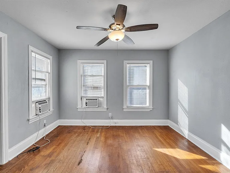 5019 Avenue M 1/2 — Photo 15