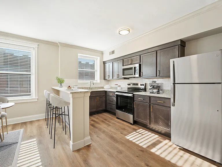 4372 Lindell Blvd — Photo 14