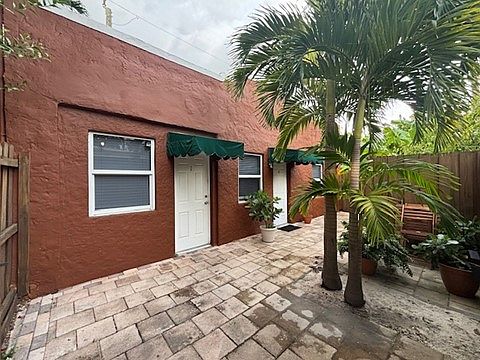 Shares Courtyard with unit 1