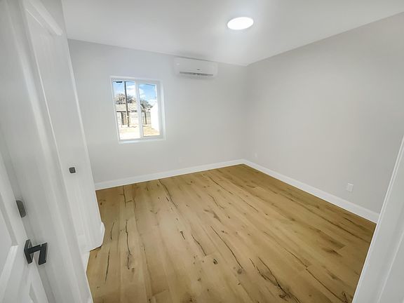 4th image of 1821 La Veta Dr NE