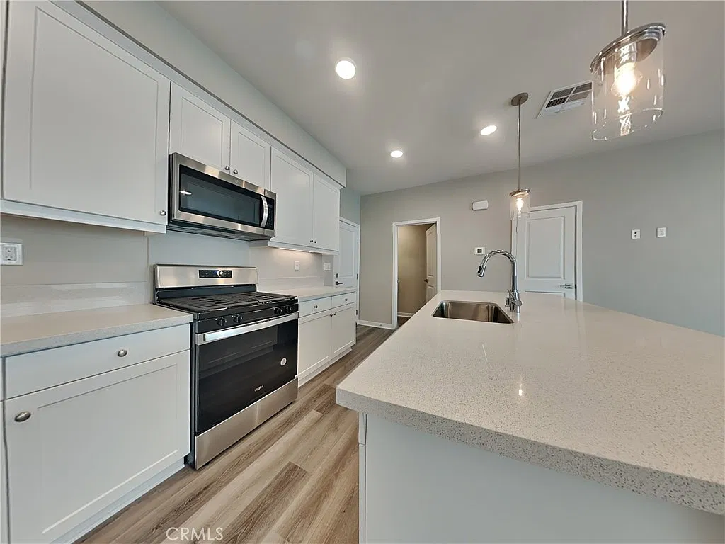 3 bed, 2.5 bath, 1361 sqft, $3,029 — Photo 3