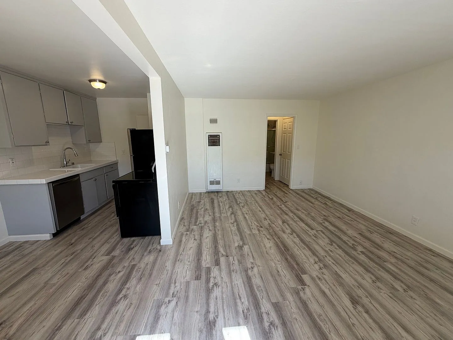 1786 The Alameda — Photo 2