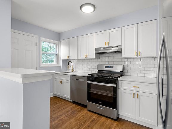 4th image of 7626 W Park Dr