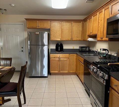 3rd image of 71 Liddle Ave