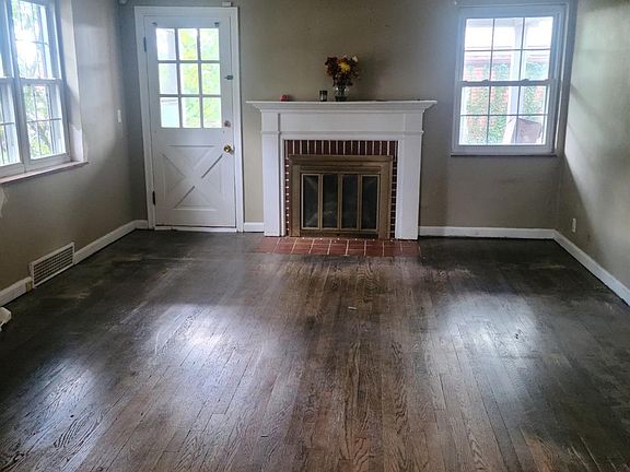 4th image of 4408 Raceview Ave