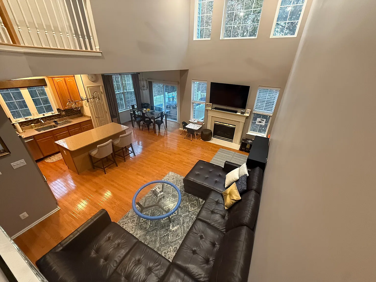 3 bed, 2348 sqft, $3,975 — Photo 2