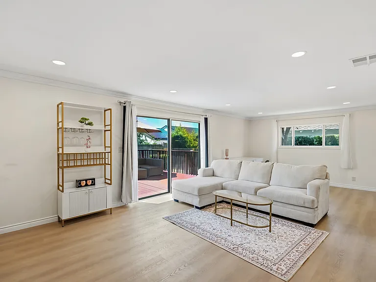 750 E Mountain View Ave — Photo 18