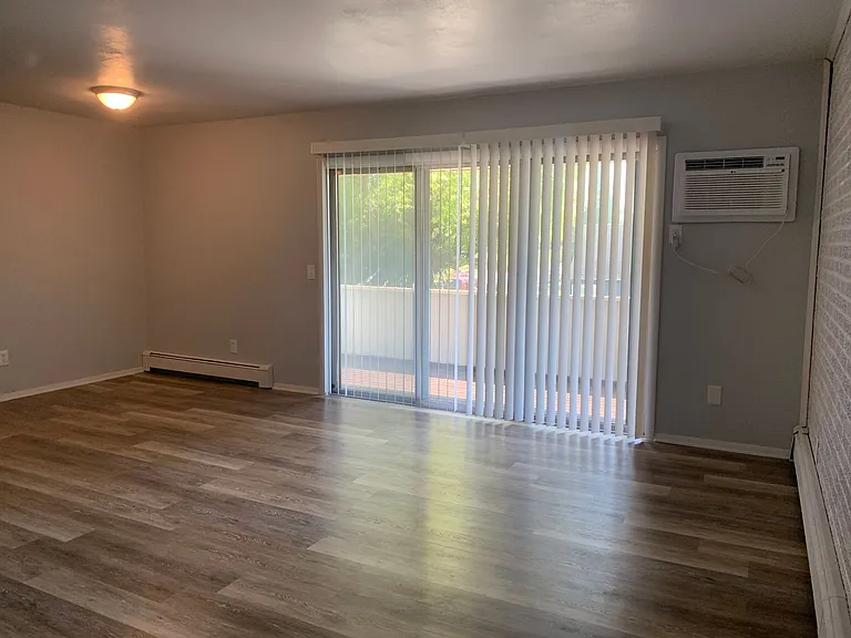 1505 N Plum St — Photo 2