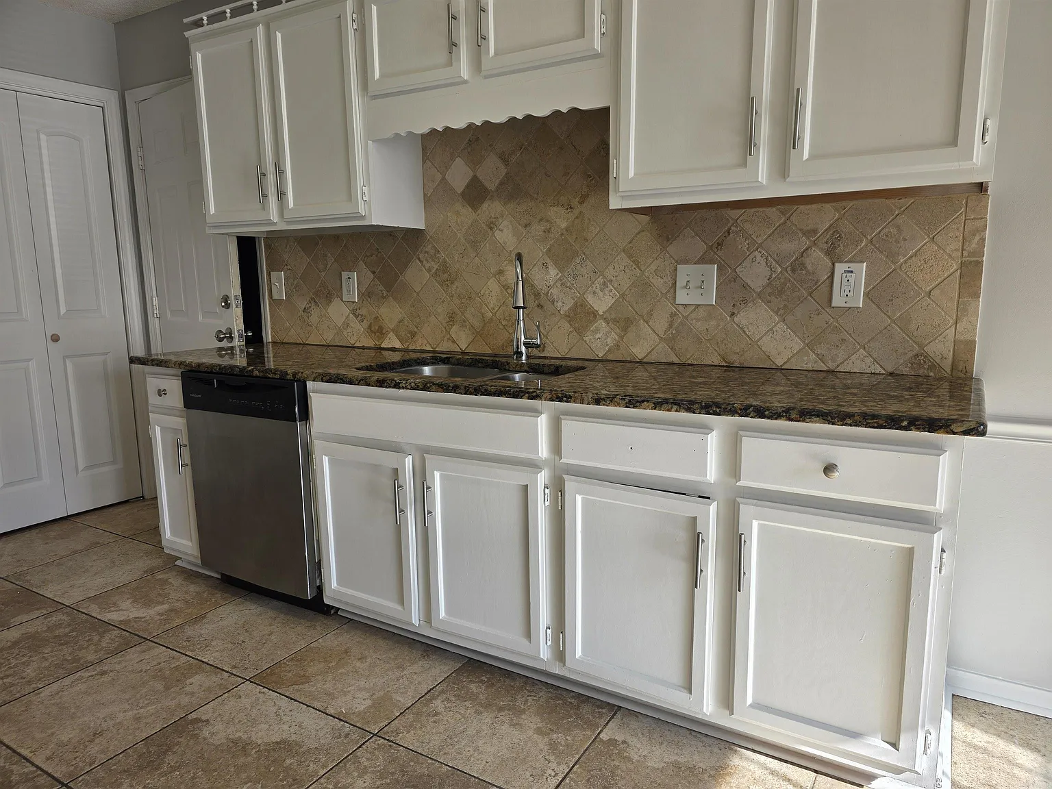 3 bed, 2.0 bath, 1200 sqft, $1,395 — Photo 4
