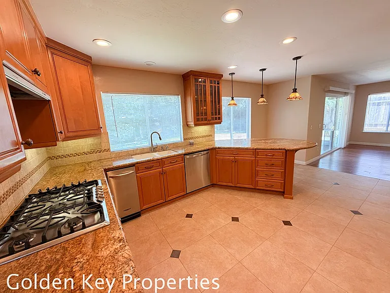533 Edgewater Ave — Photo 8