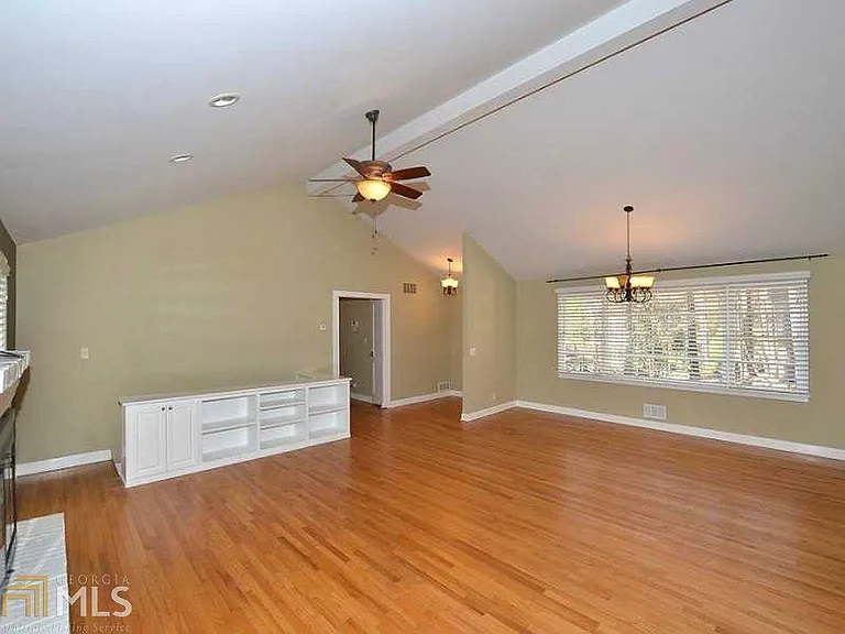 1019 Crane Rd NE — Photo 5