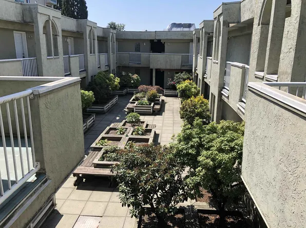 5520 Joyce St #313, Vancouver, BC V5R 4H6