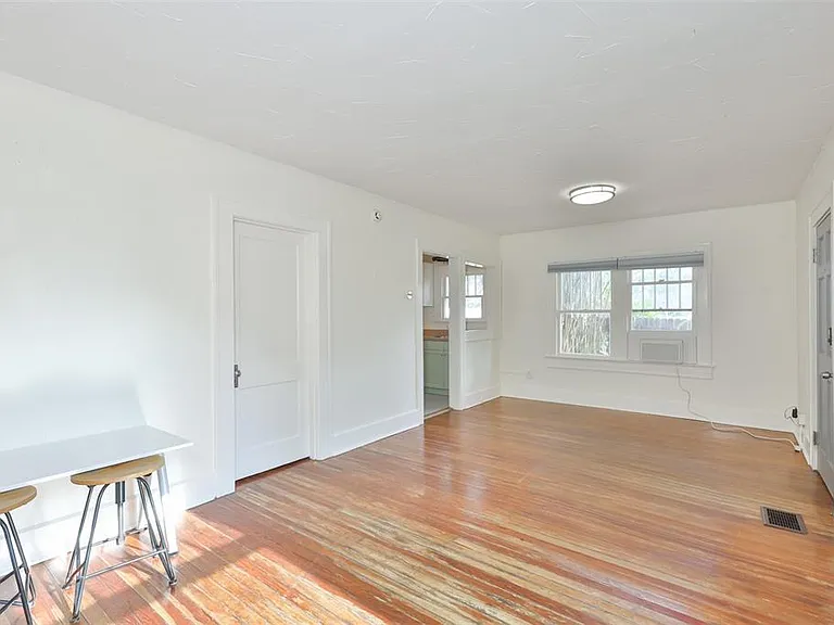 340 Moffett Ct N — Photo 4