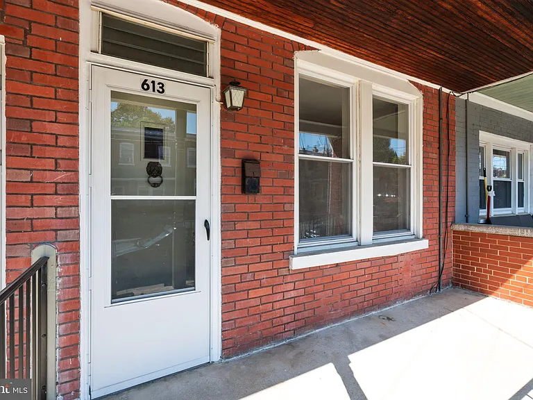 613 N Scott St — Photo 2