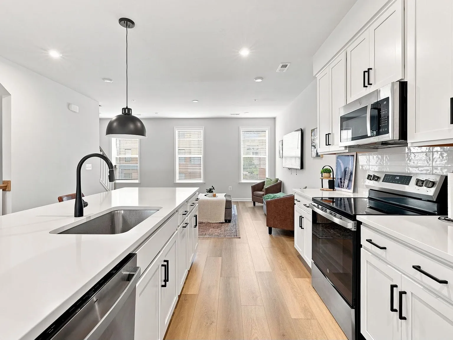3 bed, 2.5 bath, 1974 sqft, $2,600 — Photo 4