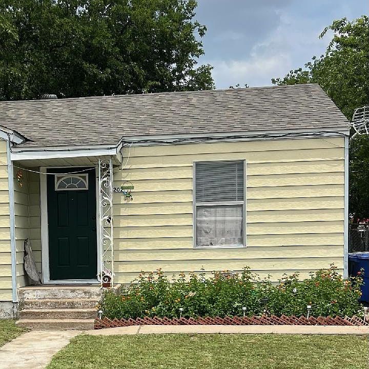 1st image of 202 W Avenue C
