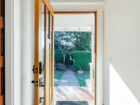5th image of 810 W Highland Drive