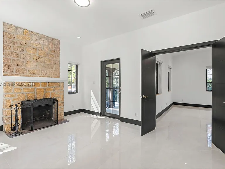 519 Alhambra Cir — Photo 39