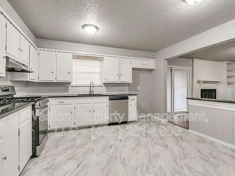 1011 Crown Dr — Photo 8