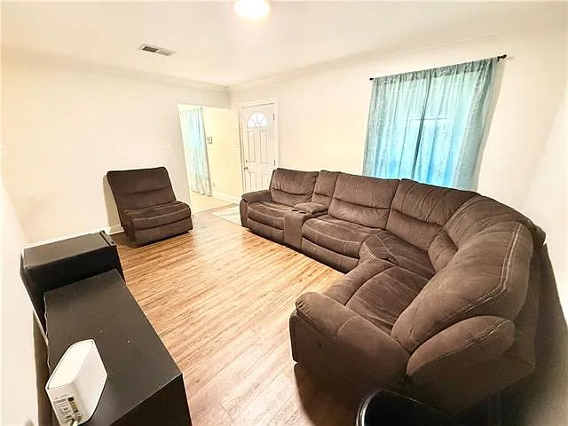 3 bed, 2.0 bath, 1221 sqft, $2,000 — Photo 2