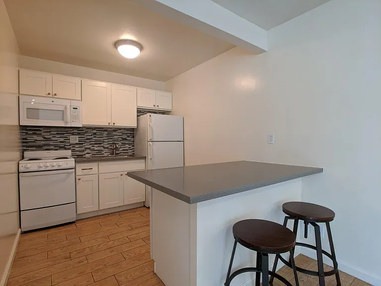 Vanguard Apartments — Photo 31