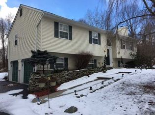 11 Sommerfield Dr, Wallkill, NY 12589