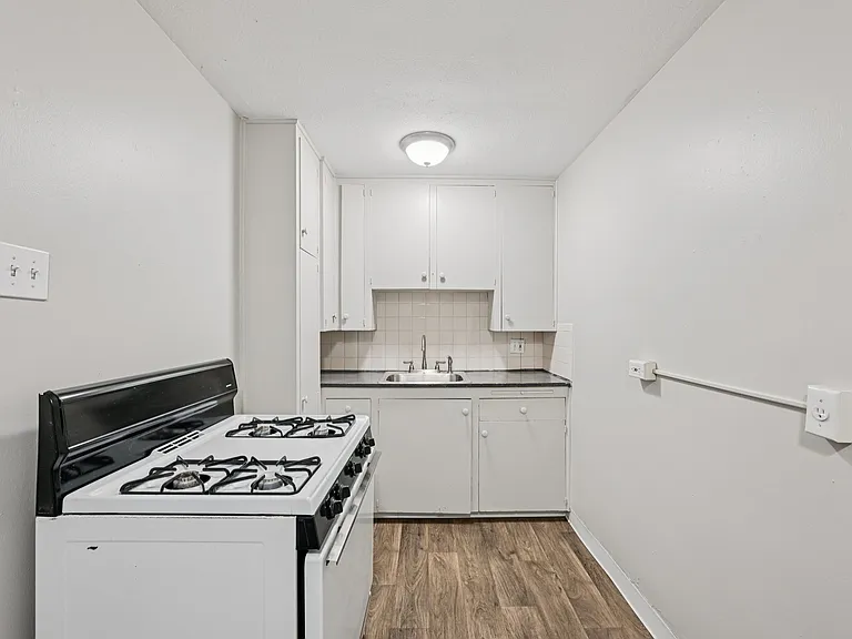 South Josephine Apartments — Photo 14