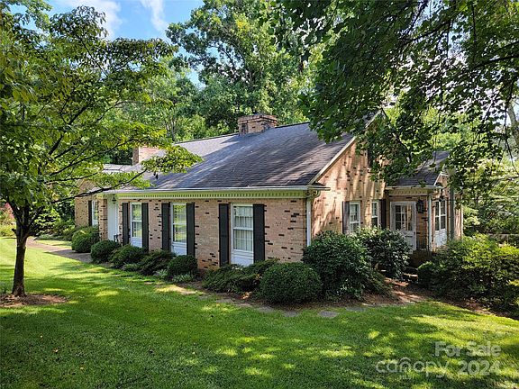 3rd image of 2573 Fairfax Dr