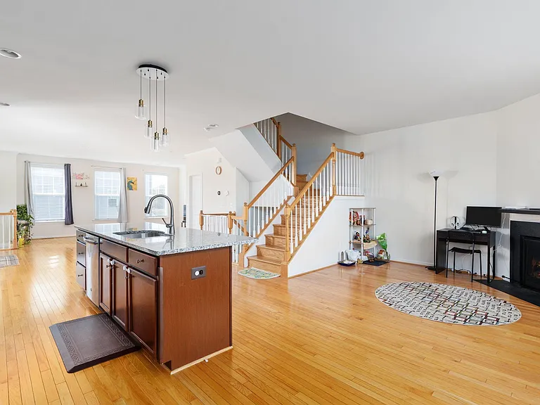 42304 Lancaster Woods Sq — Photo 13
