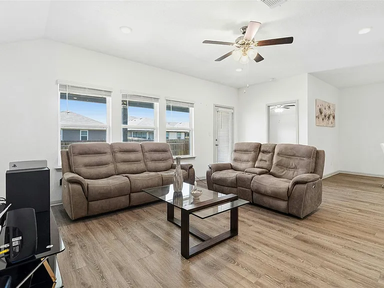 224 Sweetwater Creek Ln — Photo 3