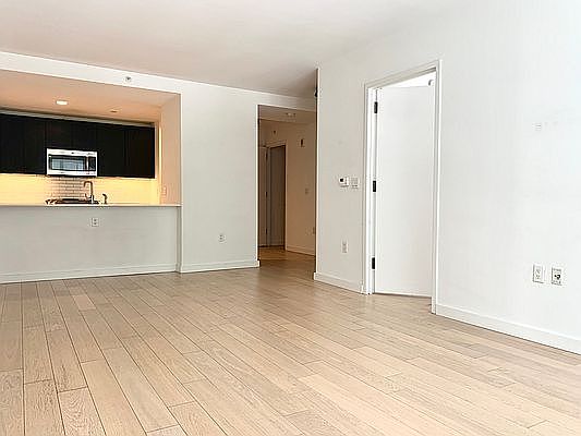 1st image of 535 W 43rd St APT S3a