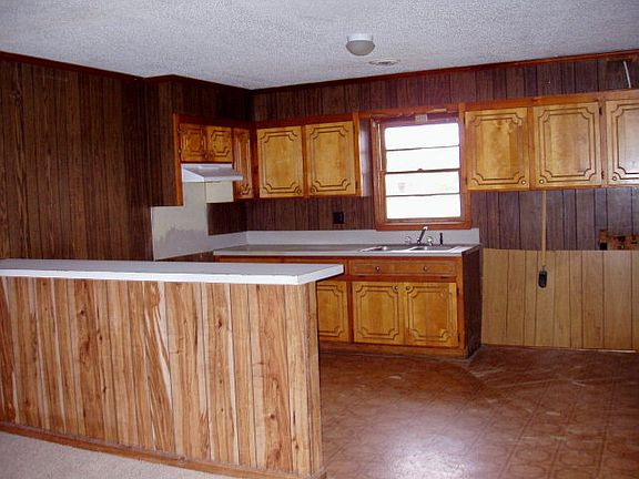 5th image of 215 Renfrow St