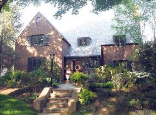 200 Remington Rd, Manhasset, NY 11030