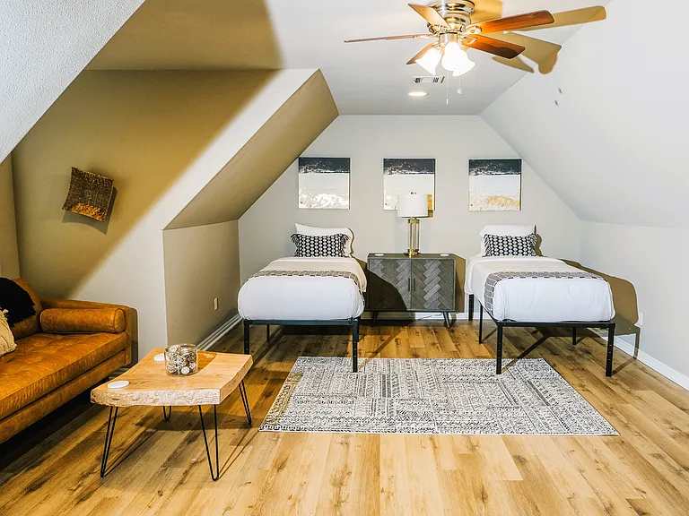 Lrg bedroom up. Sitting area.