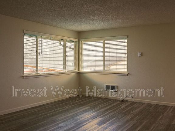 4th image of 918 W D Ave
