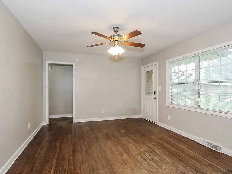 509 Ardmore Ln — Photo 4