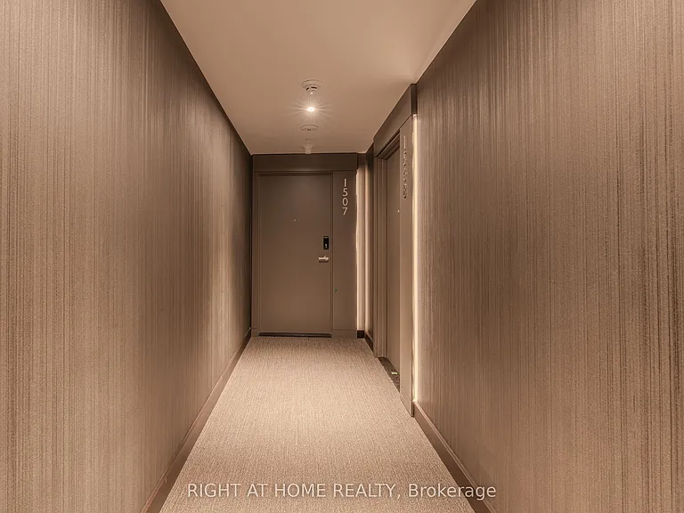 448 Burnhamthorpe Rd W — Photo 2