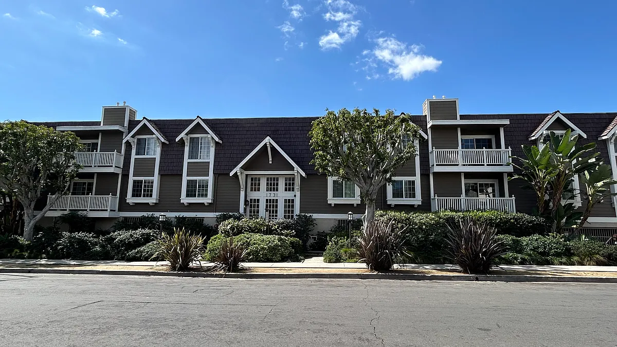 Exterior of the well maintained condo building - 1731 Barry Ave #209