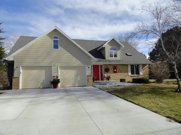 16 Camelot Way, Kearney, NE 68845