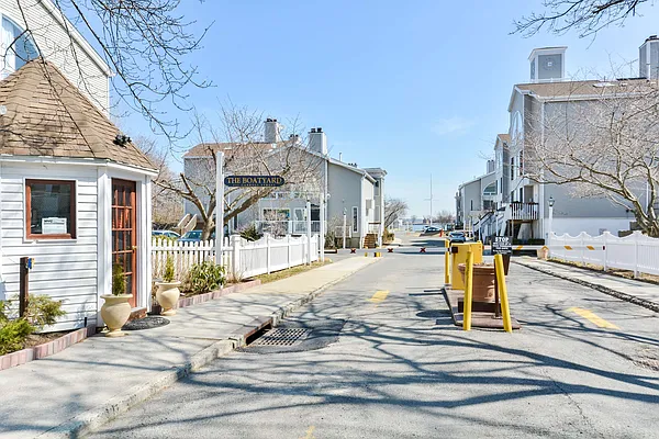 Sold by Century 21 Marciano | media 33