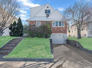 36 6th St, New Hyde Park, NY 11040