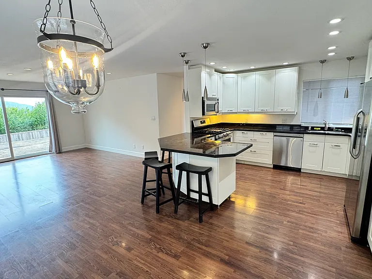 1134 Manzanita Dr — Photo 2