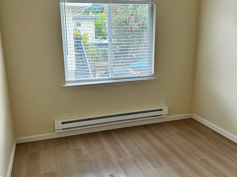 582 Mariposa Ave #5 — Photo 13