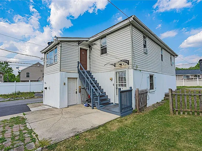 3 bed, 900 sqft, $1,800 — Photo 1