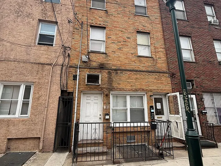 3056 Richmond St — Photo 2