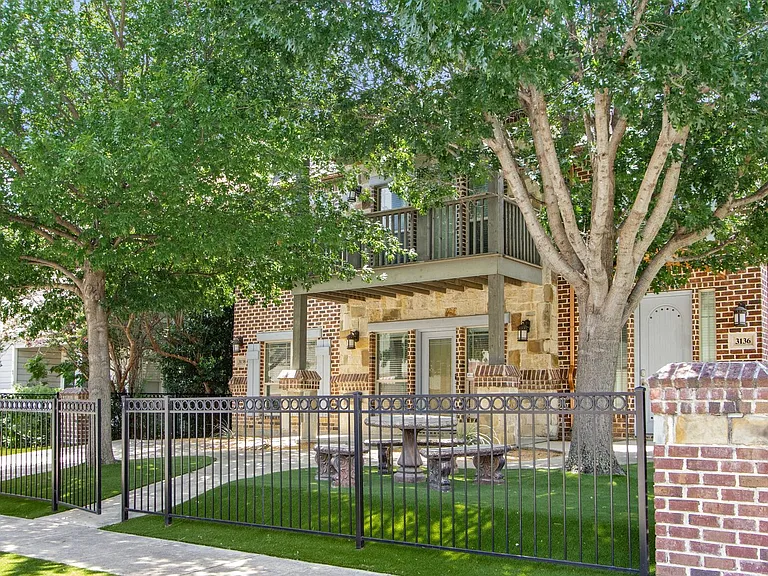 3138 Rogers Ave — Photo 2