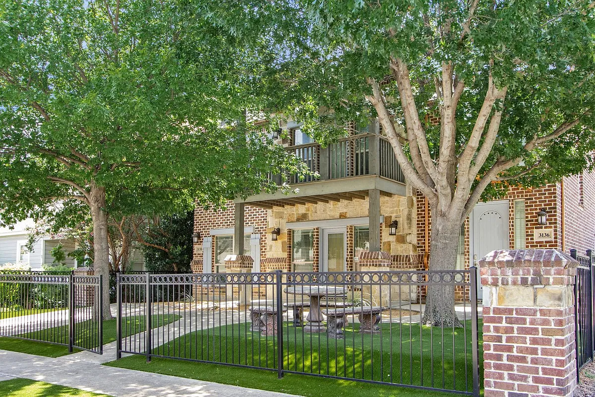 Building Photo - 3138 Rogers Ave