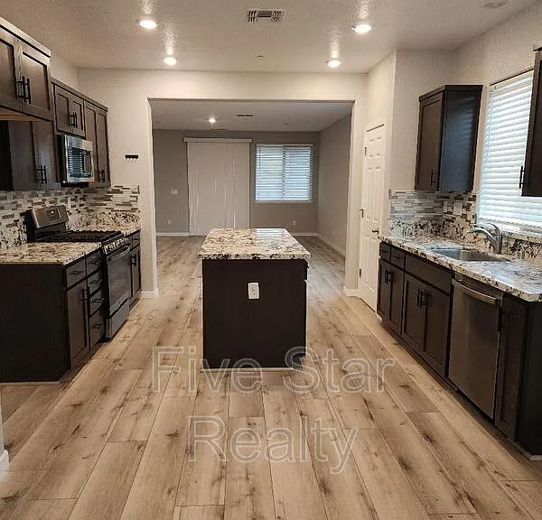 2203 Woodlet St — Photo 5